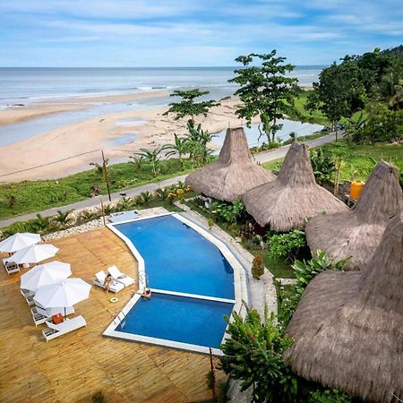 Three Queen Villa And Homestay Waikabubak Esterno foto