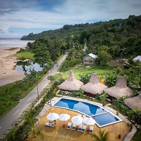 Three Queen Villa And Homestay Waikabubak Esterno foto