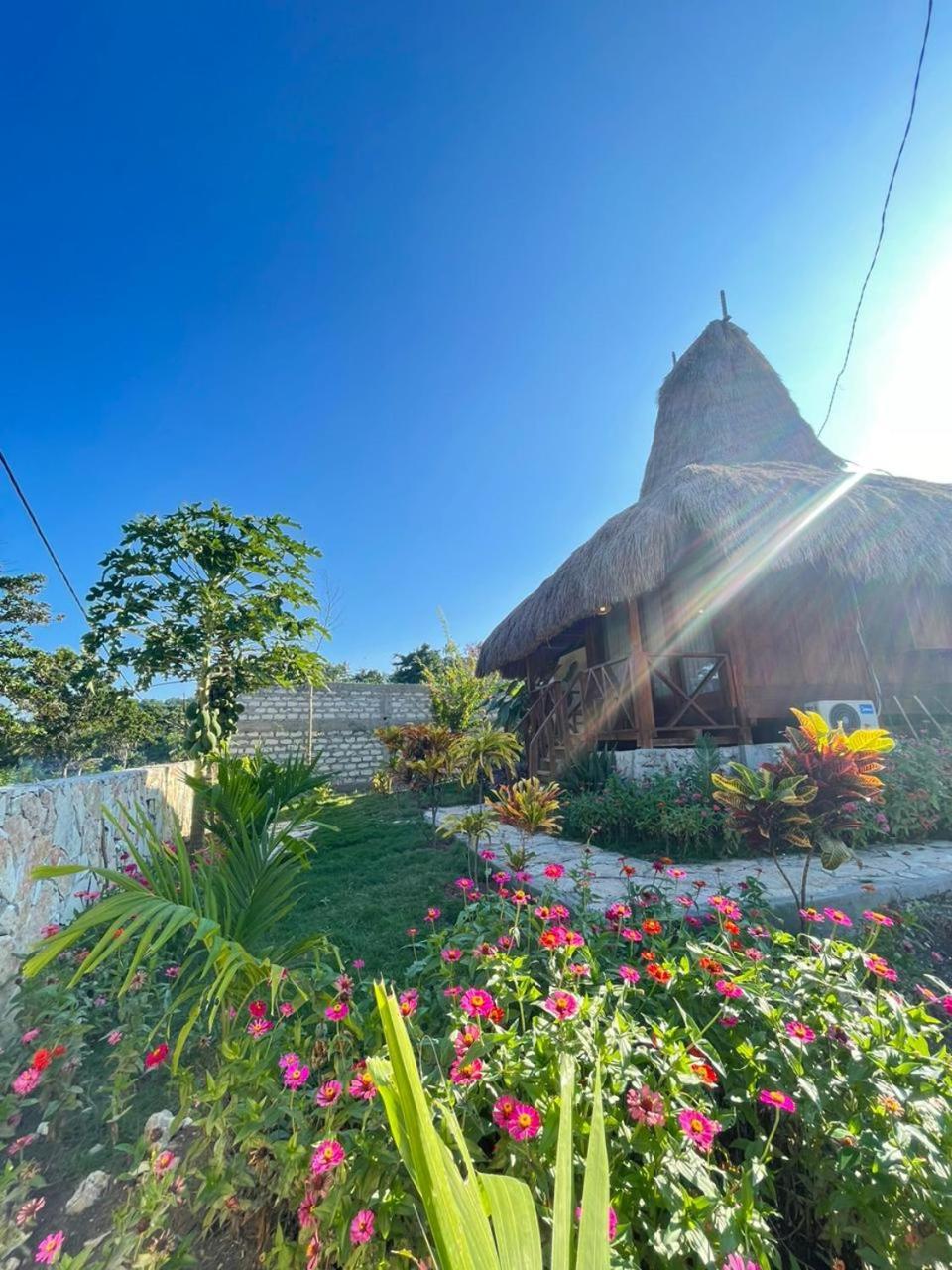 Three Queen Villa And Homestay Waikabubak Esterno foto