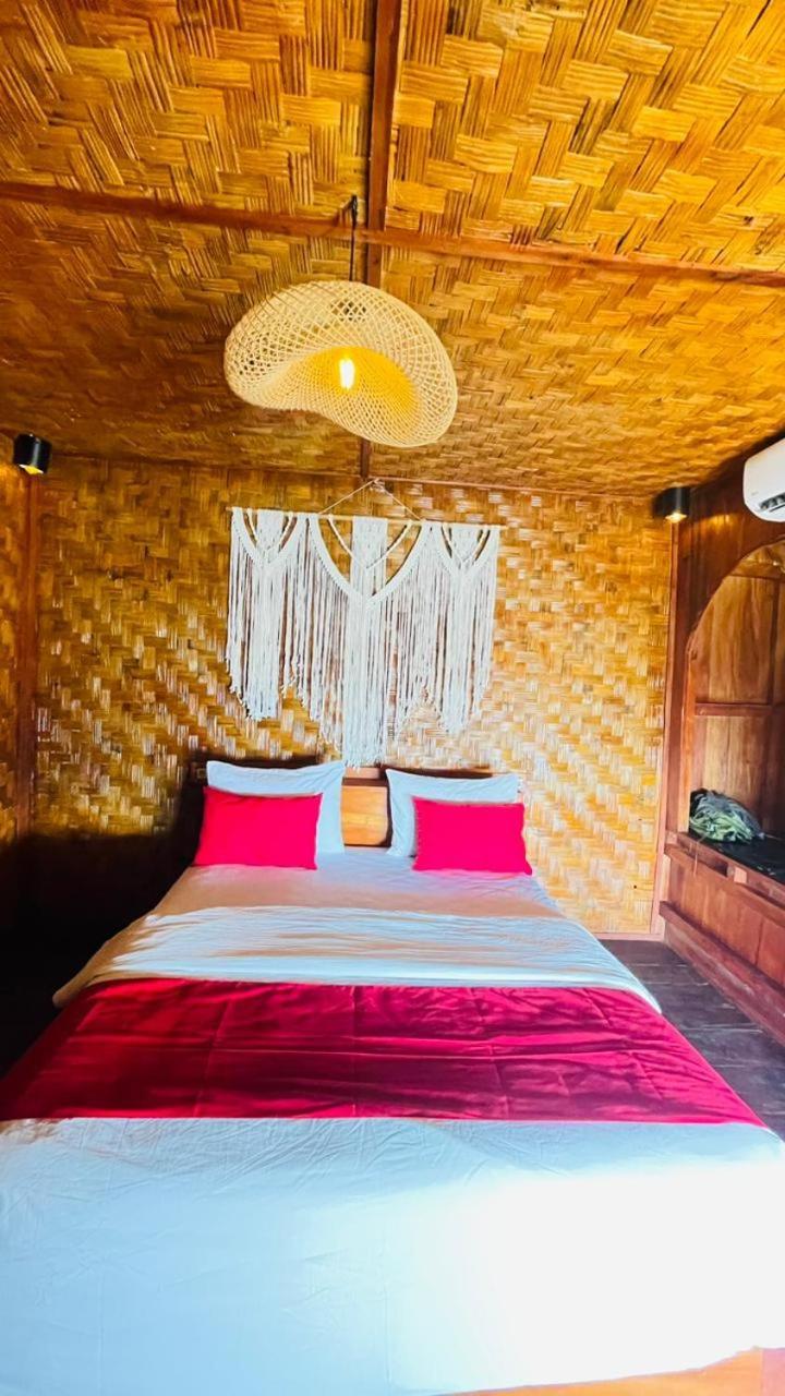 Three Queen Villa And Homestay Waikabubak Esterno foto