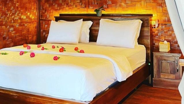 Three Queen Villa And Homestay Waikabubak Esterno foto