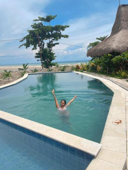 Three Queen Villa And Homestay Waikabubak Esterno foto