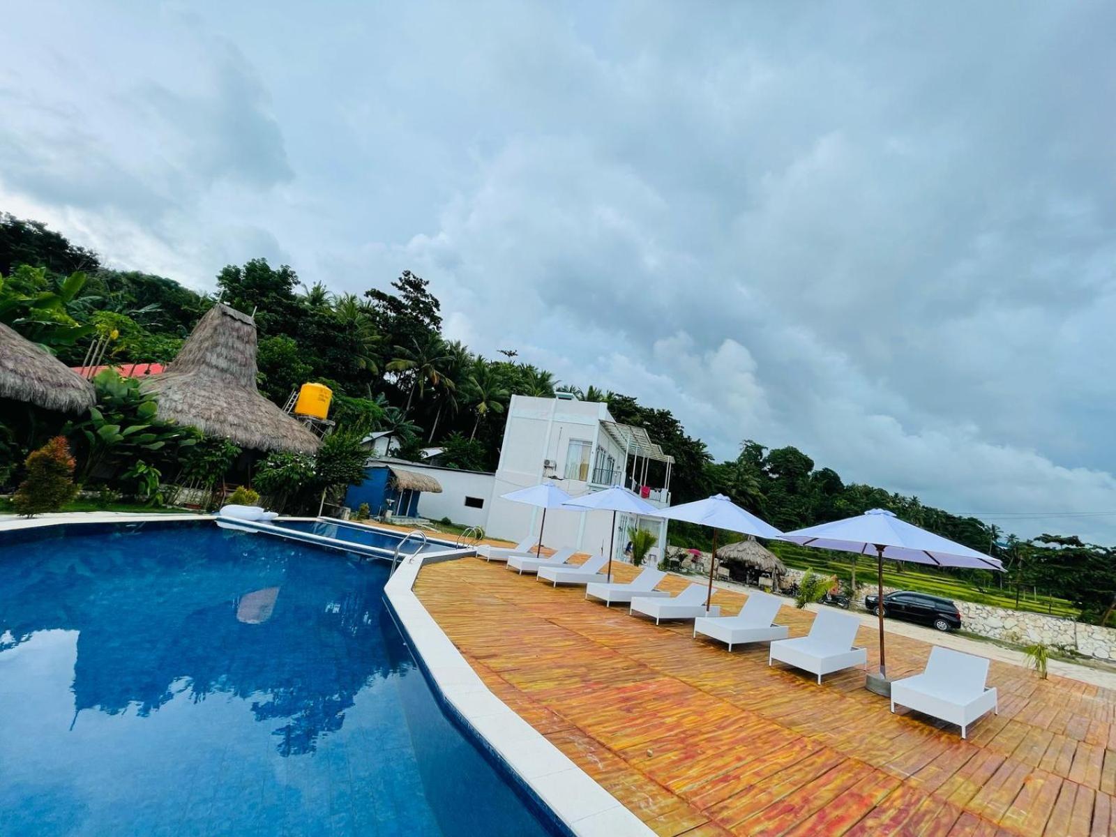 Three Queen Villa And Homestay Waikabubak Esterno foto