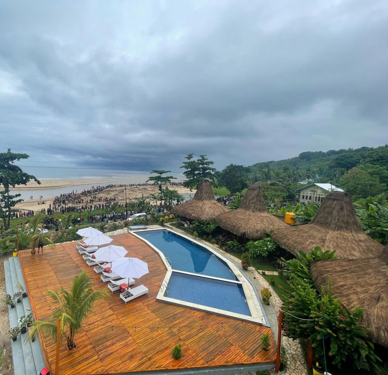 Three Queen Villa And Homestay Waikabubak Esterno foto