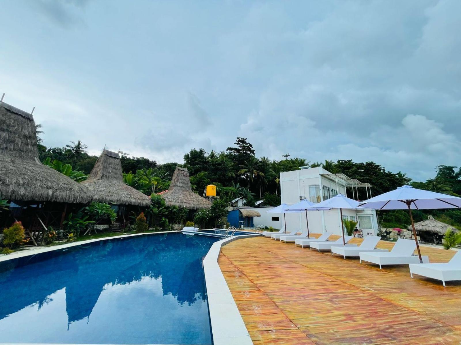 Three Queen Villa And Homestay Waikabubak Esterno foto
