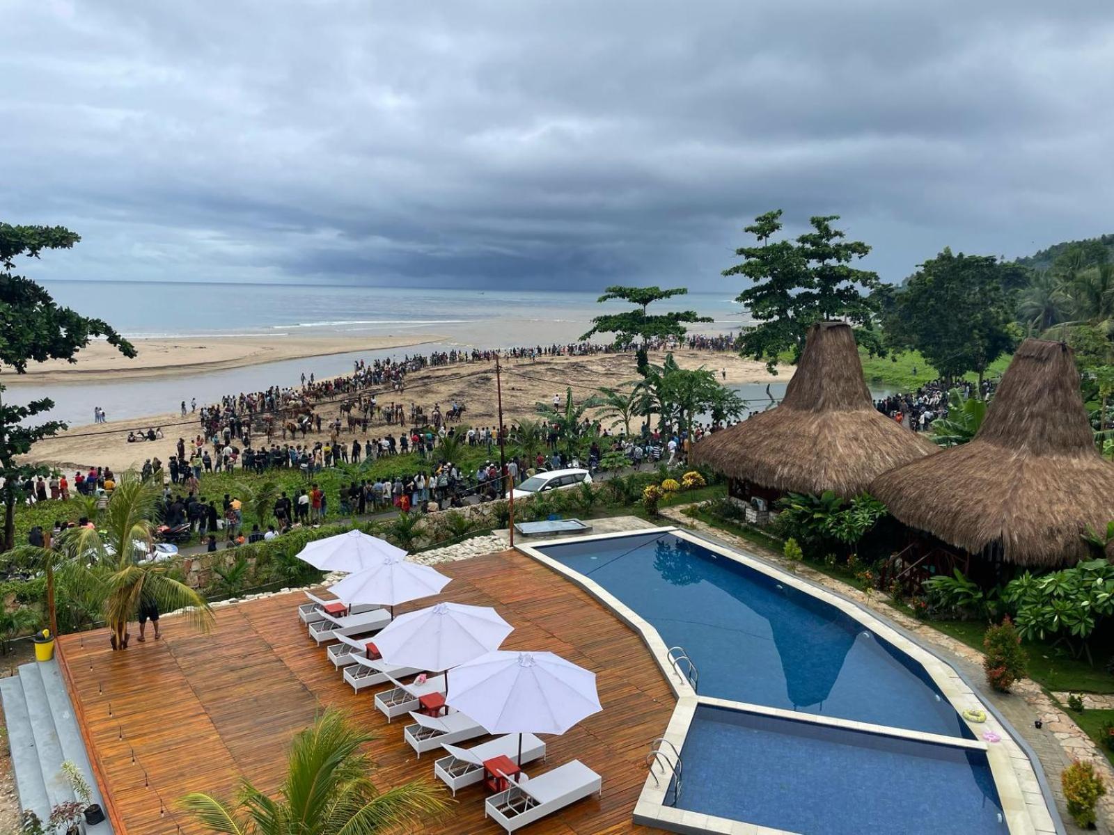 Three Queen Villa And Homestay Waikabubak Esterno foto