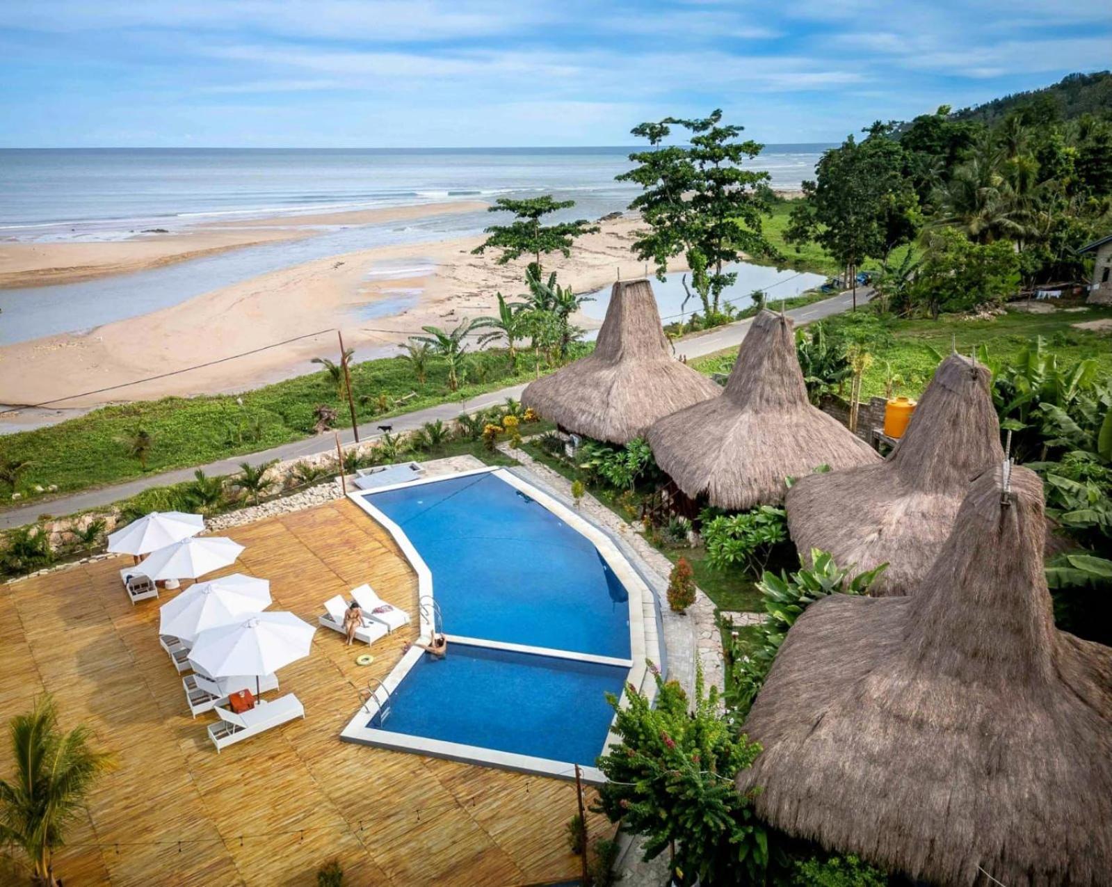 Three Queen Villa And Homestay Waikabubak Esterno foto