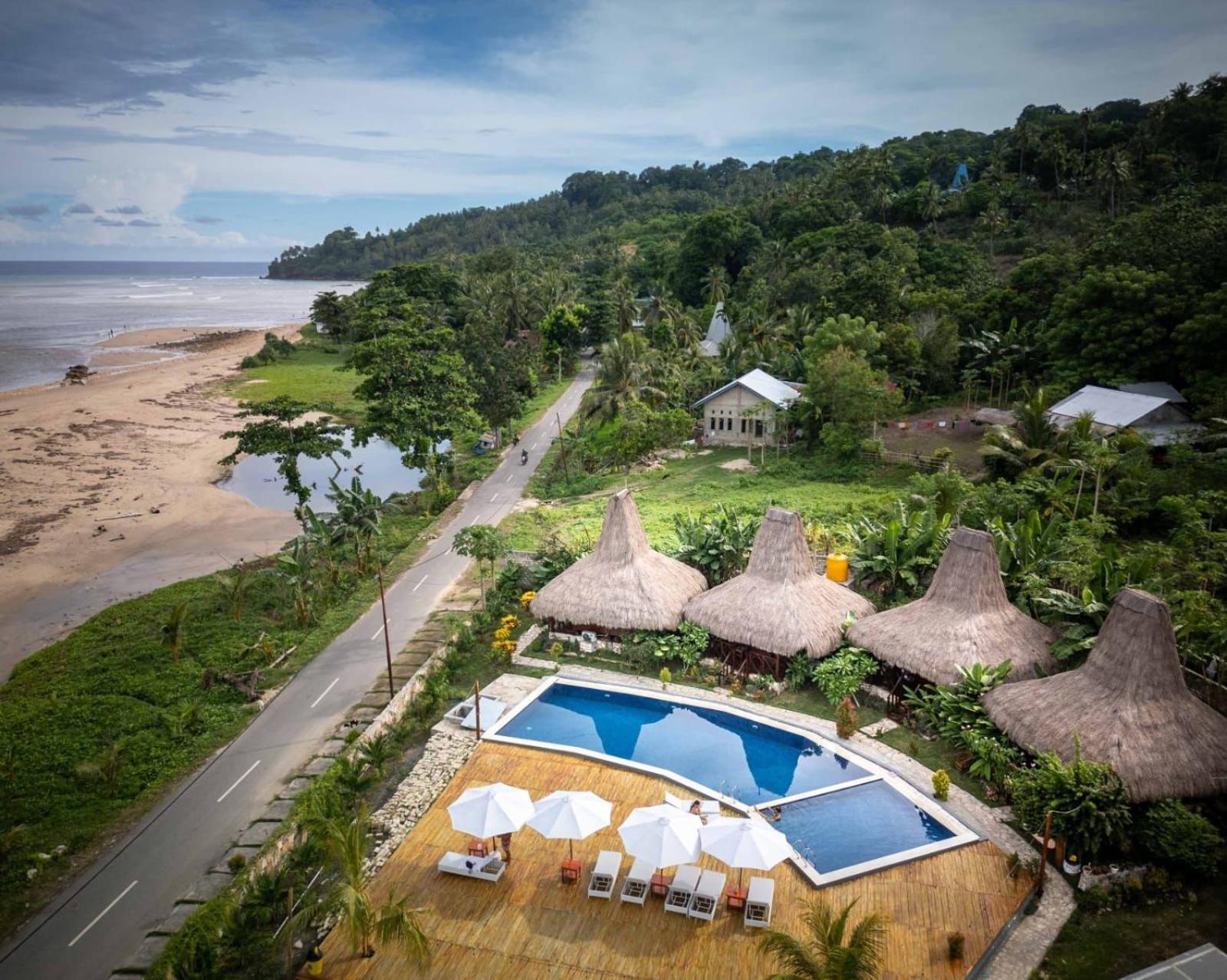 Three Queen Villa And Homestay Waikabubak Esterno foto